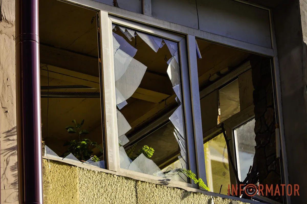 Вибуховою хвилею винесло вікна з рамами: що відбувається на місці атаки у Дніпрі 12