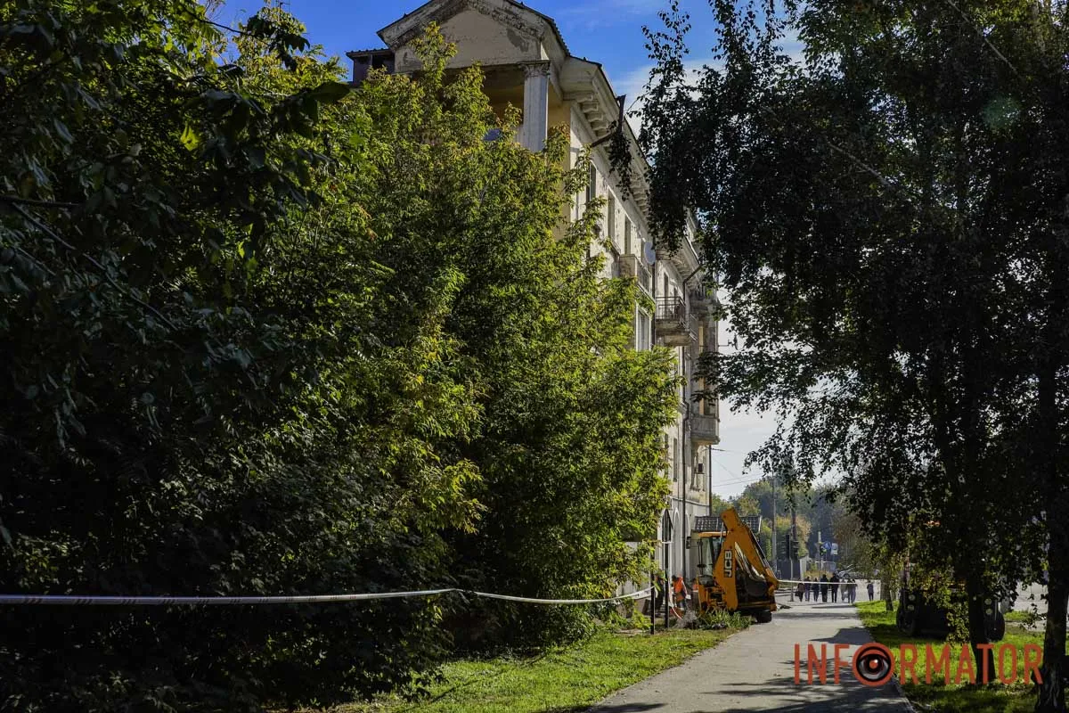 Вибуховою хвилею винесло вікна з рамами: що відбувається на місці атаки у Дніпрі 42