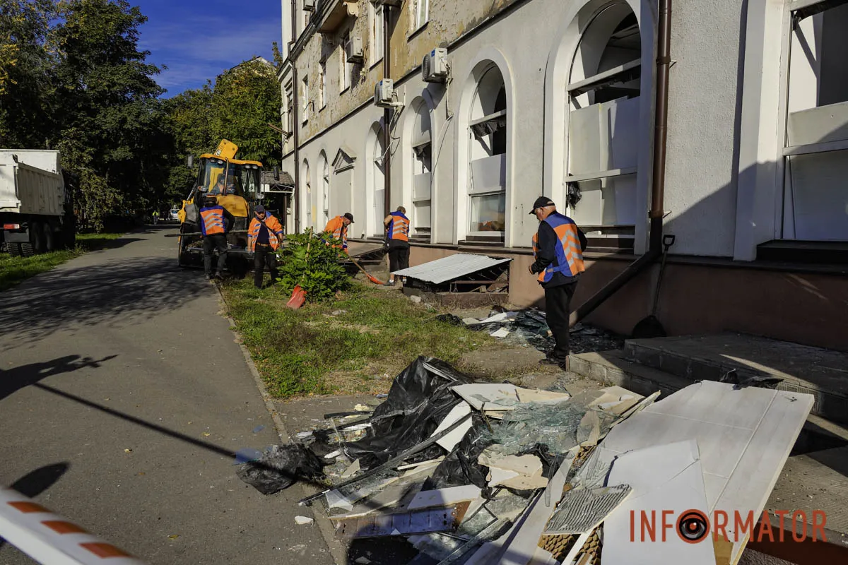 Вибуховою хвилею винесло вікна з рамами: що відбувається на місці атаки у Дніпрі 46