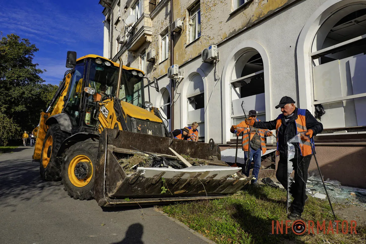Вибуховою хвилею винесло вікна з рамами: що відбувається на місці атаки у Дніпрі 48