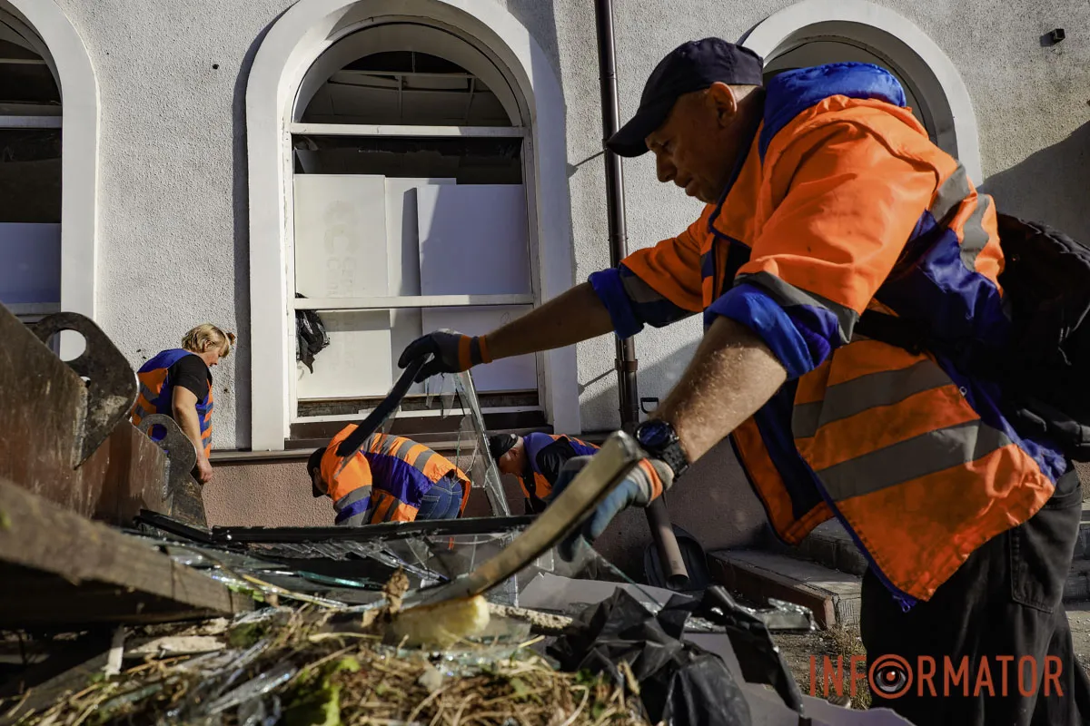 Вибуховою хвилею винесло вікна з рамами: що відбувається на місці атаки у Дніпрі 49