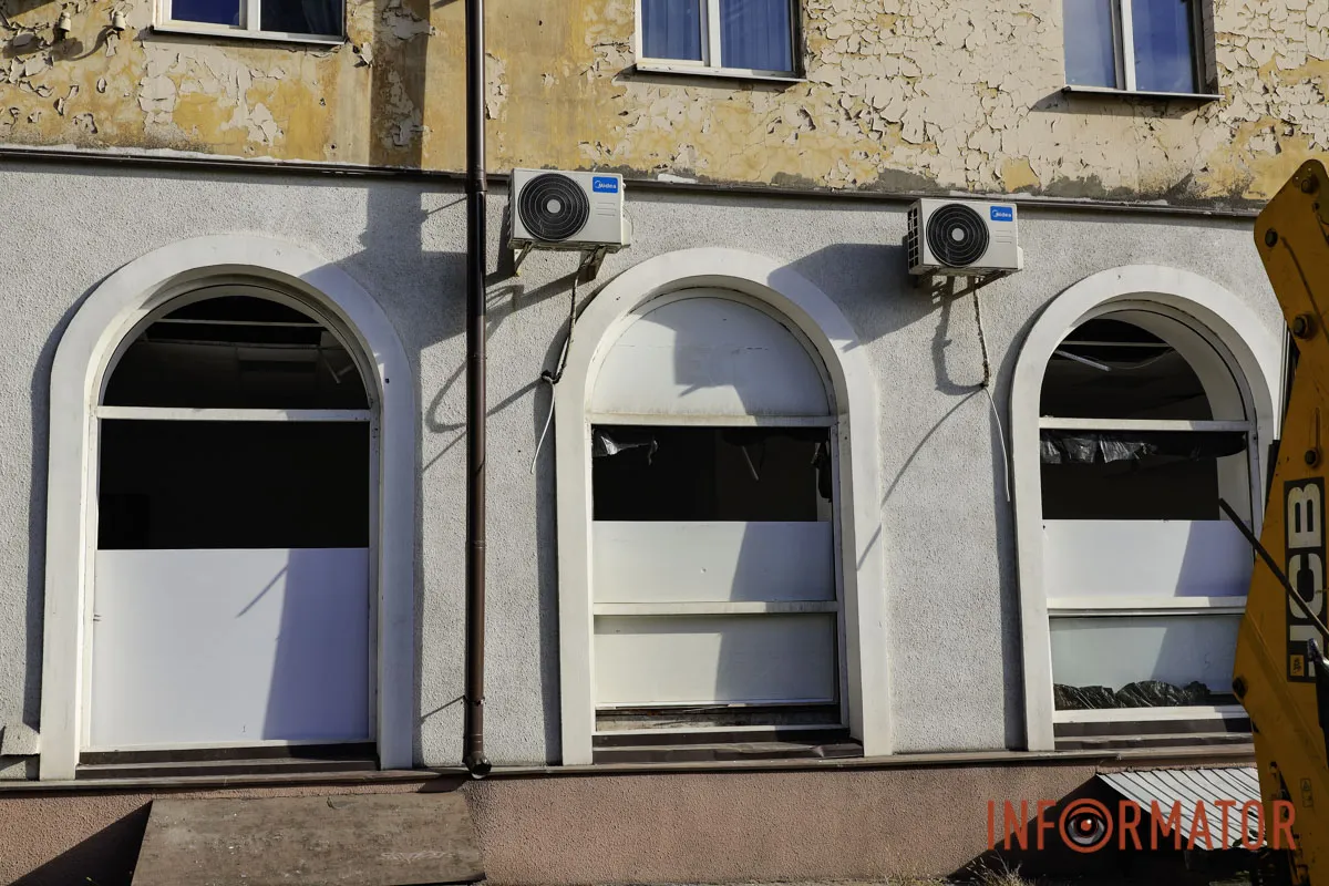 Вибуховою хвилею винесло вікна з рамами: що відбувається на місці атаки у Дніпрі 50