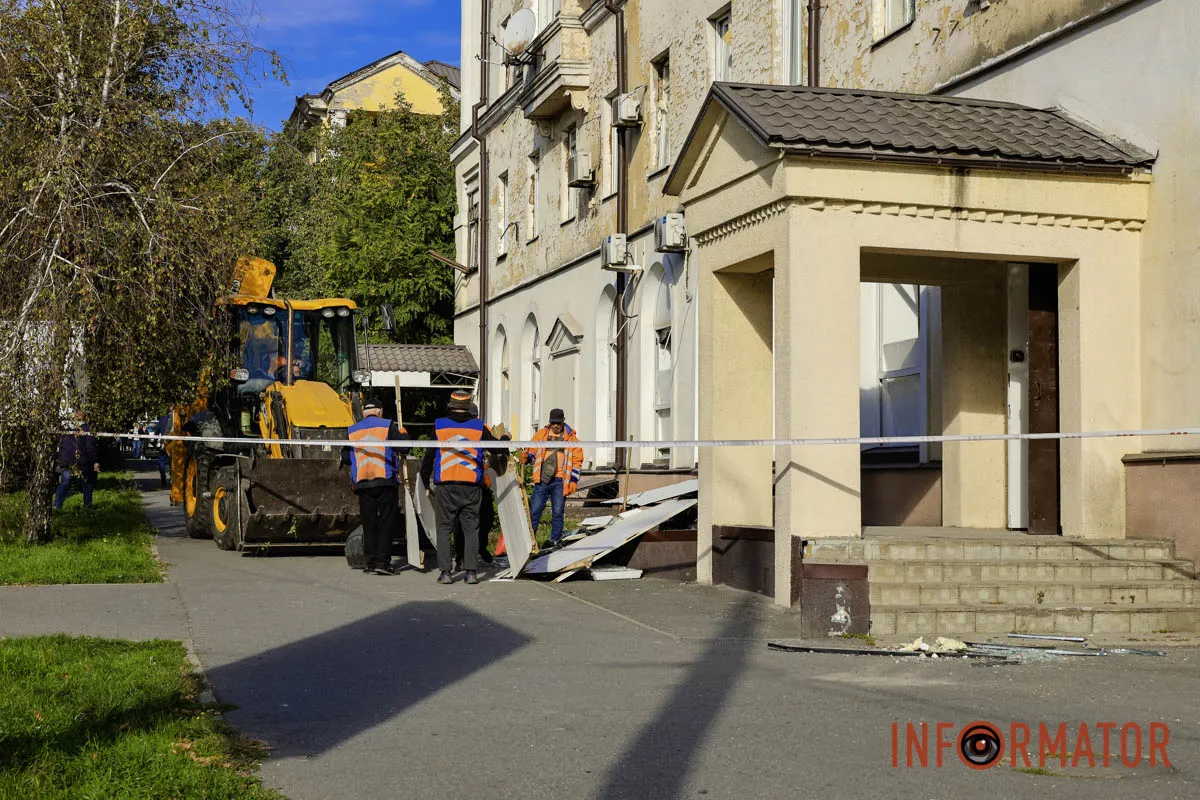 Вибуховою хвилею винесло вікна з рамами: що відбувається на місці атаки у Дніпрі 51
