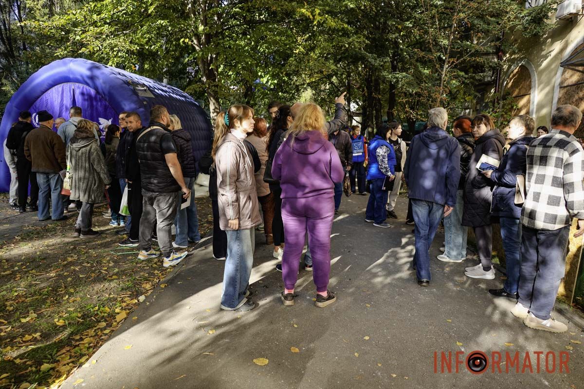Вибуховою хвилею винесло вікна з рамами: що відбувається на місці атаки у Дніпрі 74