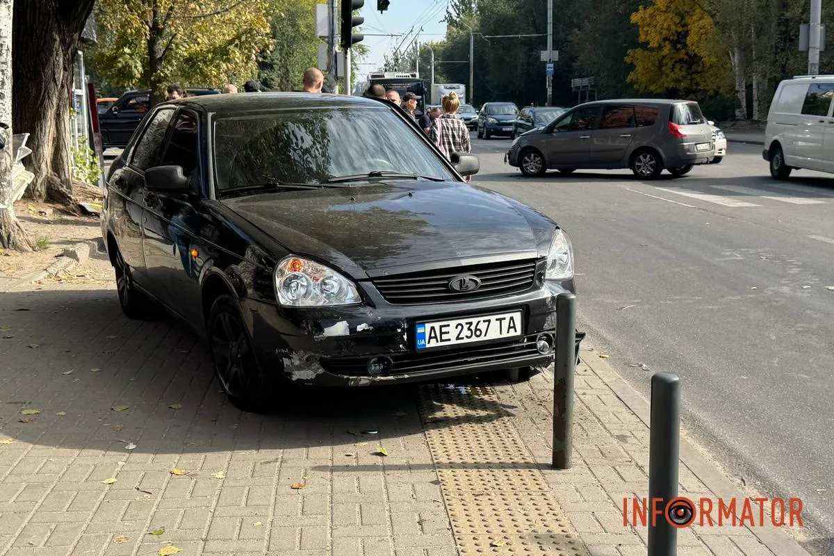 У Дніпрі на Калиновій зіткнулись Lada, Renault та мопедист: авто вилетіло на зупинку, рух ускладнено, працює поліція 2