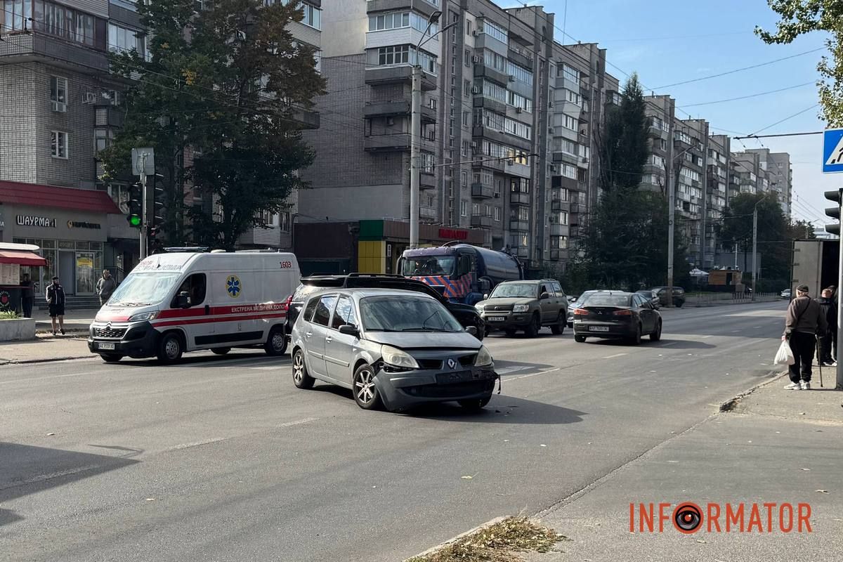 У Дніпрі на Калиновій зіткнулись Lada, Renault та мопедист: авто вилетіло на зупинку, рух ускладнено, працює поліція 1