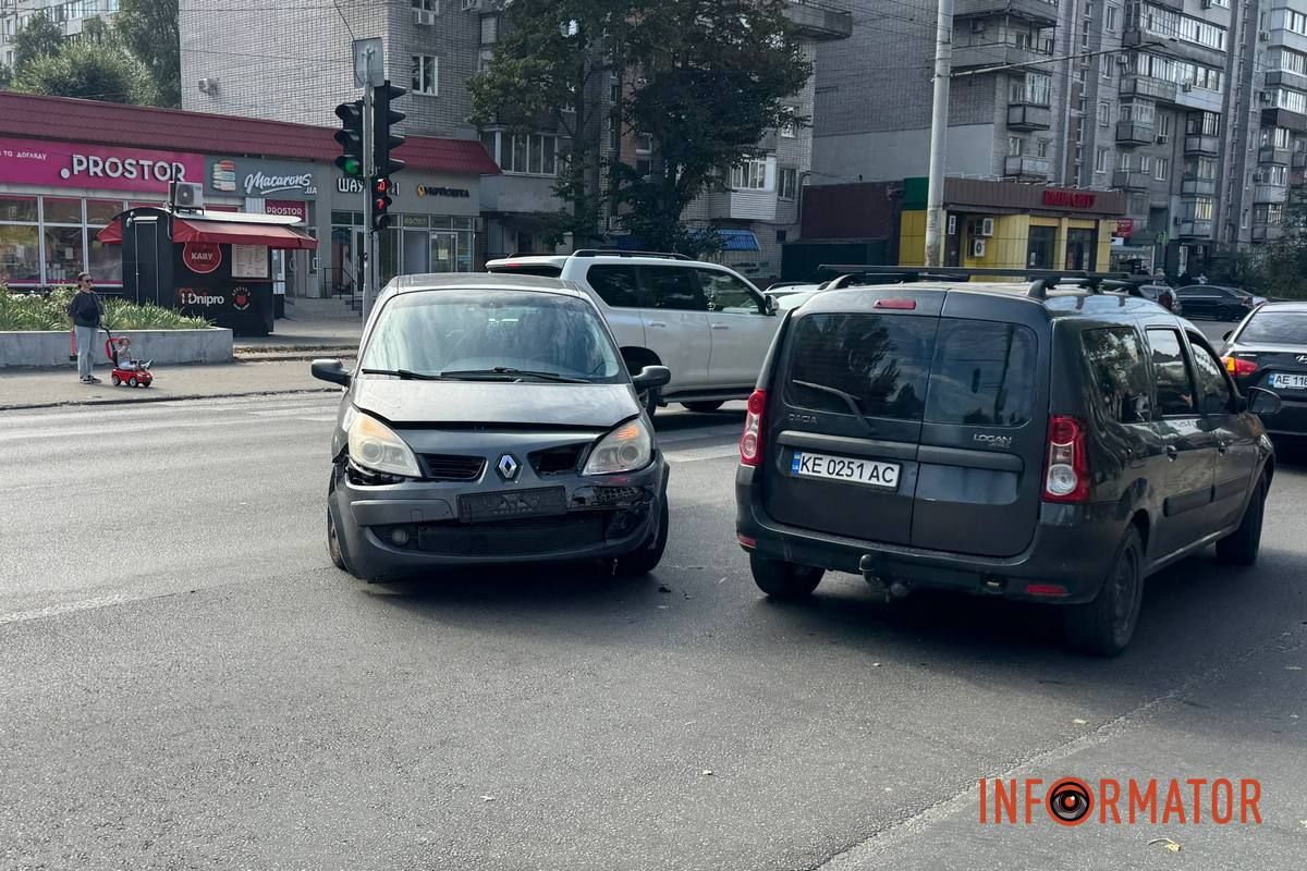 У Дніпрі на Калиновій зіткнулись Lada, Renault та мопедист: авто вилетіло на зупинку, рух ускладнено, працює поліція 3