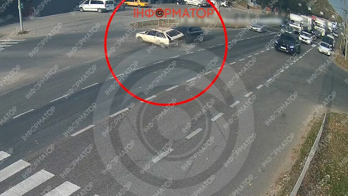 Відео моменту ДТП: у Дніпрі на Донецькому шосе зіткнулися “Таврія” та Audi
