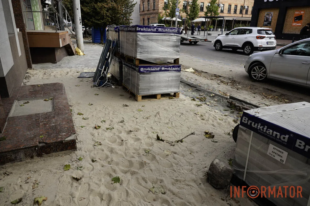У центрі Дніпра початий благоустрій перетворив тротуар на бездоріжжя: підрядник зник, заявивши про відсутність фінансування 8