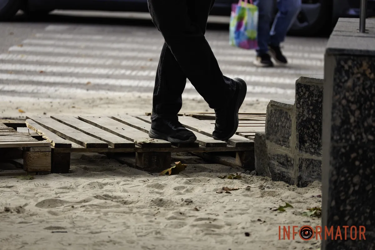 У центрі Дніпра початий благоустрій перетворив тротуар на бездоріжжя: підрядник зник, заявивши про відсутність фінансування 6