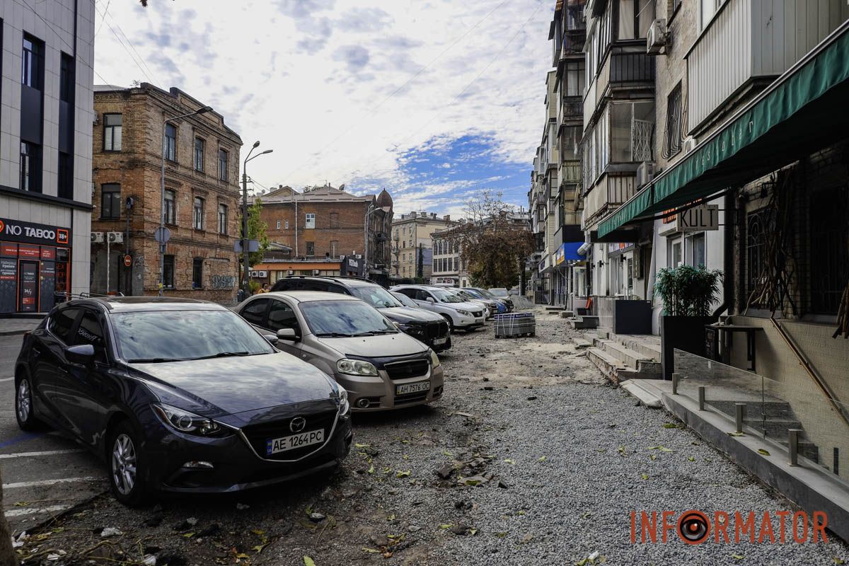 У центрі Дніпра початий благоустрій перетворив тротуар на бездоріжжя: підрядник зник, заявивши про відсутність фінансування 35