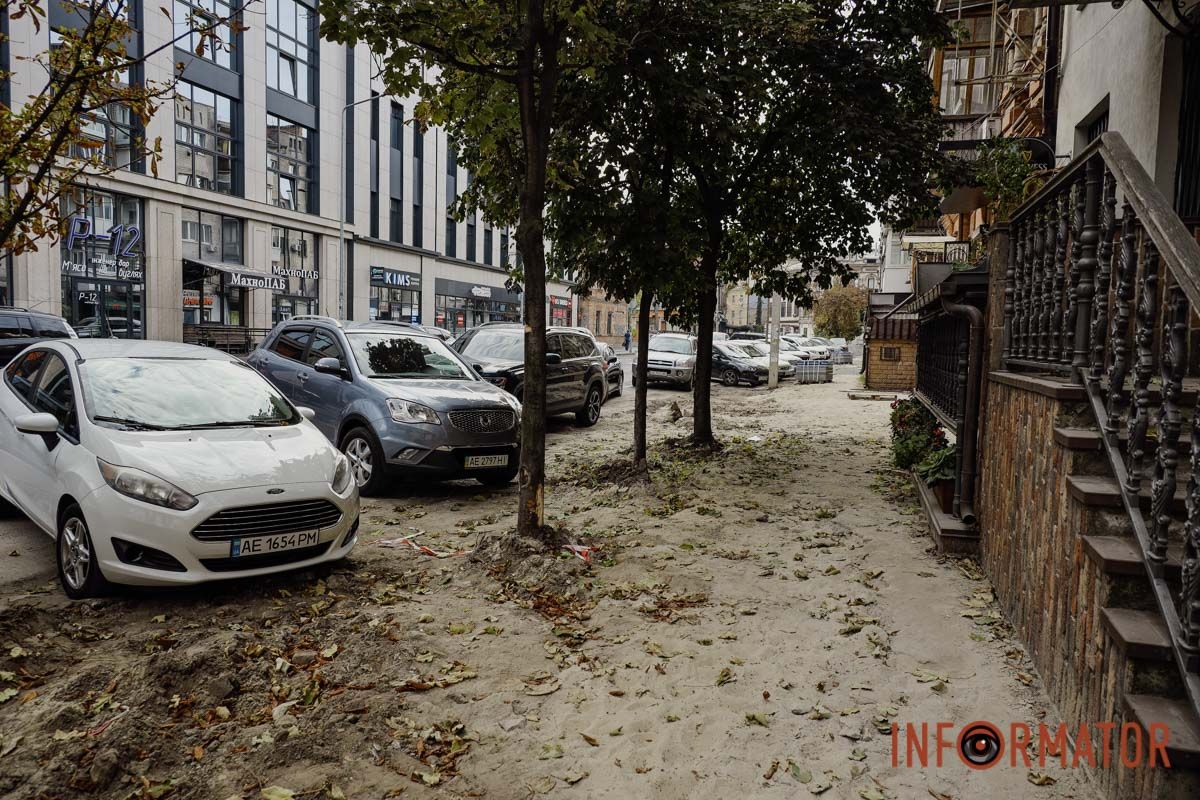 У центрі Дніпра початий благоустрій перетворив тротуар на бездоріжжя: підрядник зник, заявивши про відсутність фінансування 34