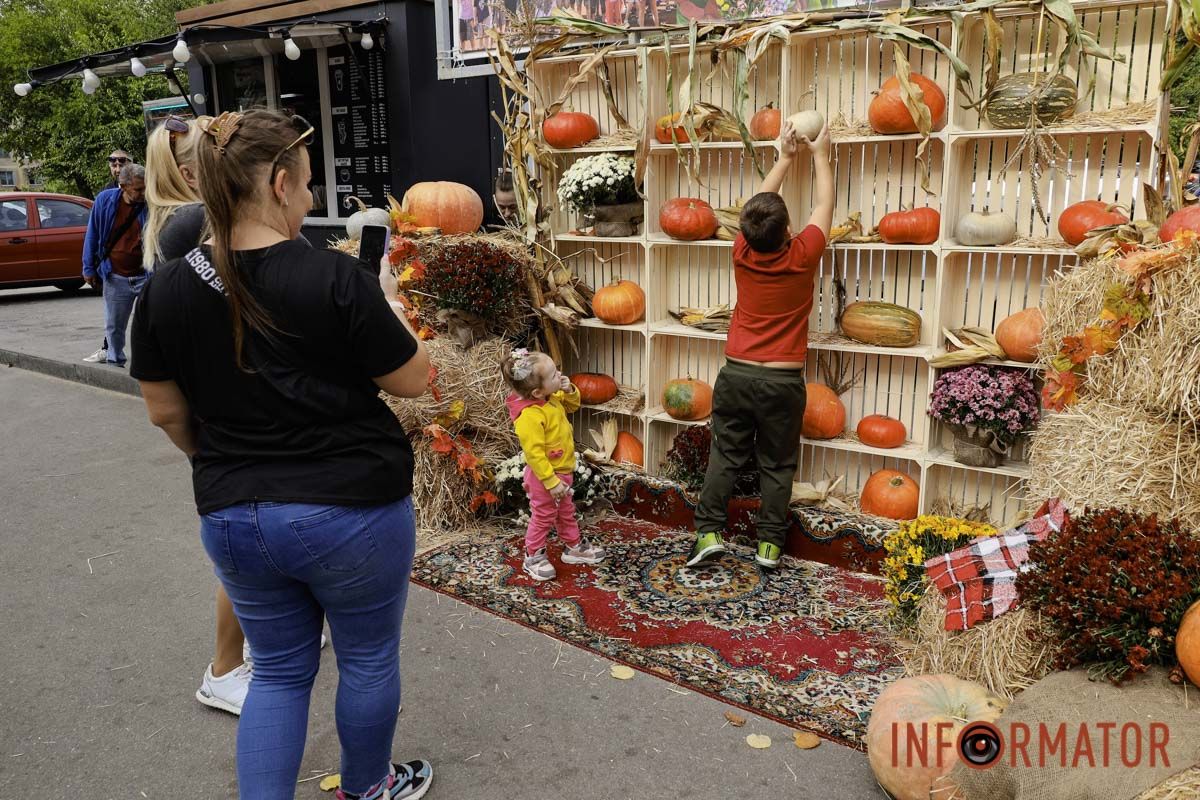 Гарбузи та осінні кольори додали скверу особливої атмосфери