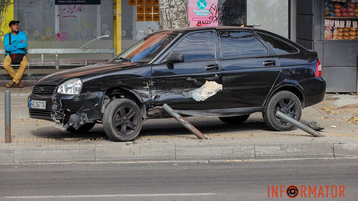 Момент ДТП: на Калиновій у Дніпрі Lada вилетіла в мопедиста на зупинці після зіткнення з Renault