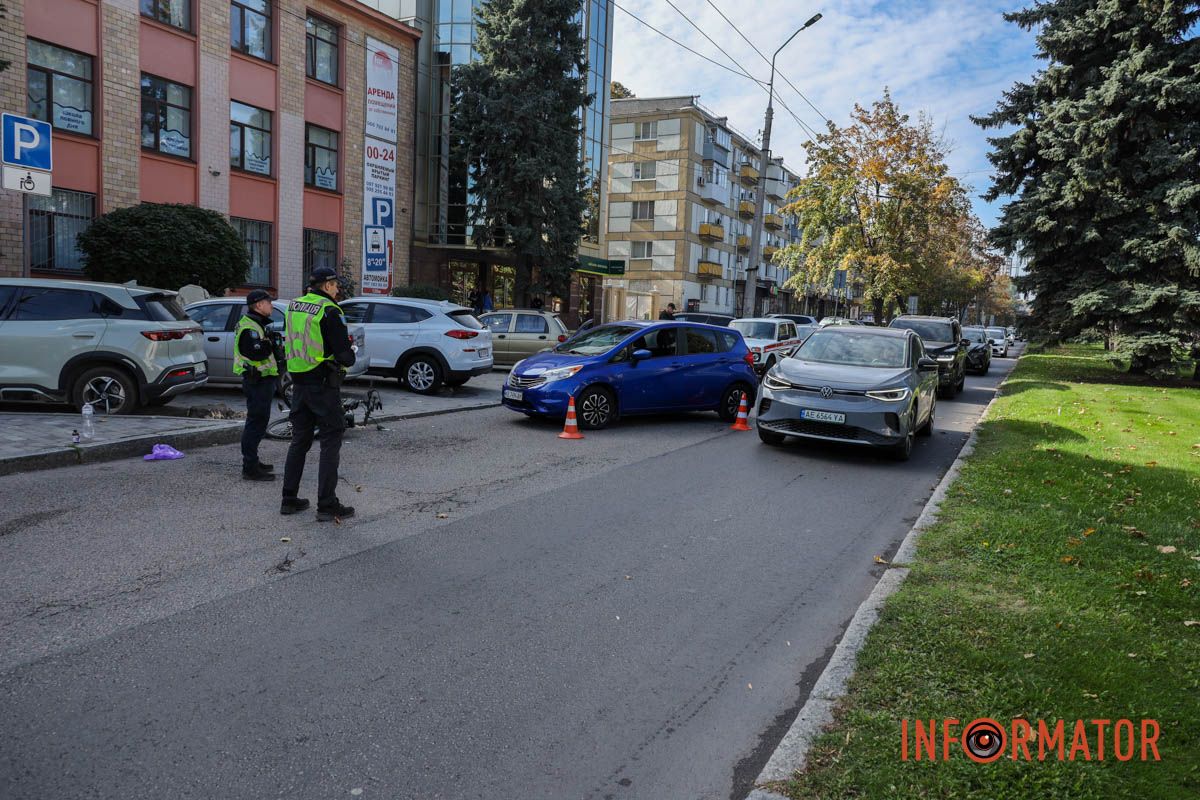 Внаслідок цього транспортні засоби зіткнулися