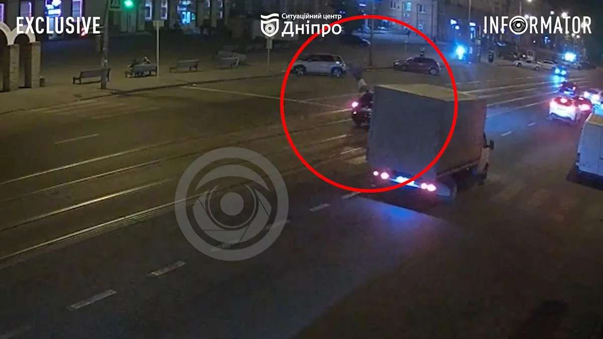 У Дніпрі біля “Озерки” на пішохідному переході Hyundai збив жінку: потерпіла в лікарні, момент аварії з камер