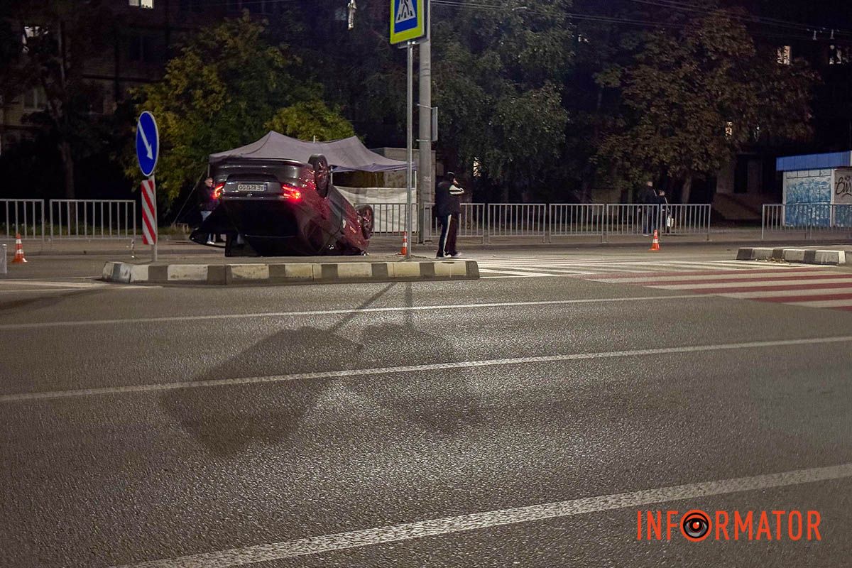 В Днепре на проспекте Героев задел отбойник и опрокинулся на крышу: момент ДТП и кадры с места аварии 6