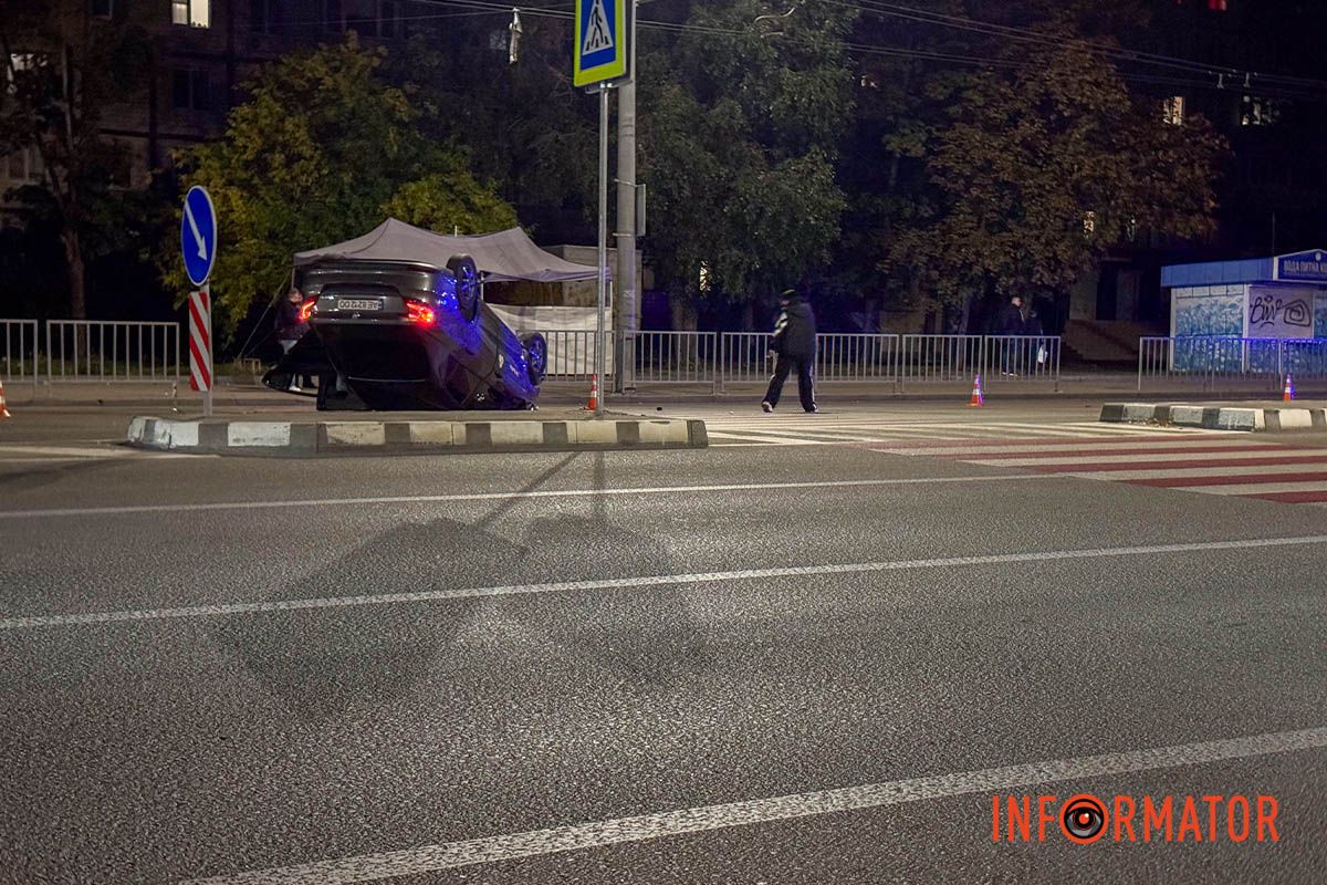 В Днепре на проспекте Героев задел отбойник и опрокинулся на крышу: момент ДТП и кадры с места аварии 2