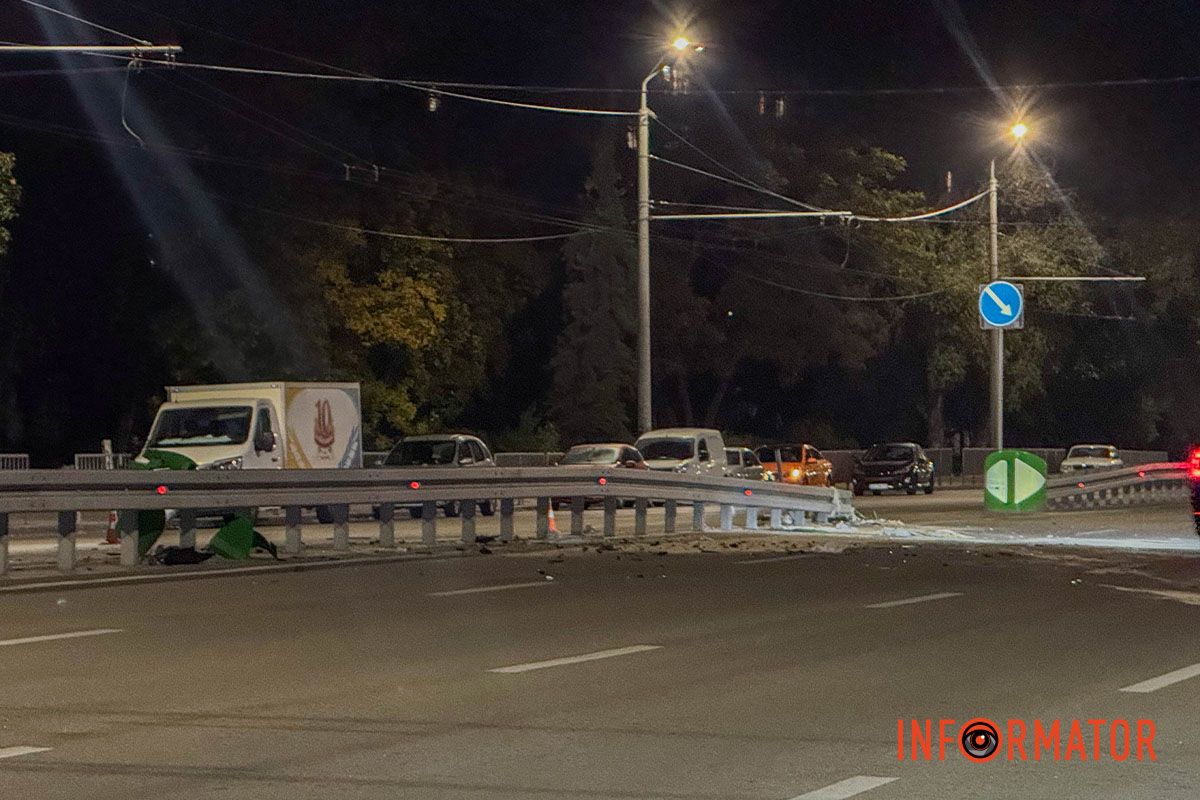 В Днепре на проспекте Героев задел отбойник и опрокинулся на крышу: момент ДТП и кадры с места аварии 3