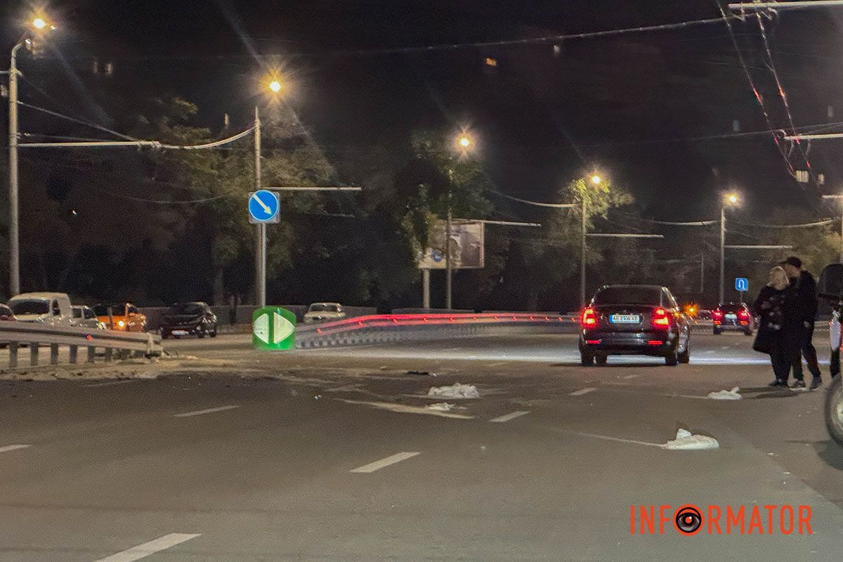 В Днепре на проспекте Героев задел отбойник и опрокинулся на крышу: момент ДТП и кадры с места аварии 1
