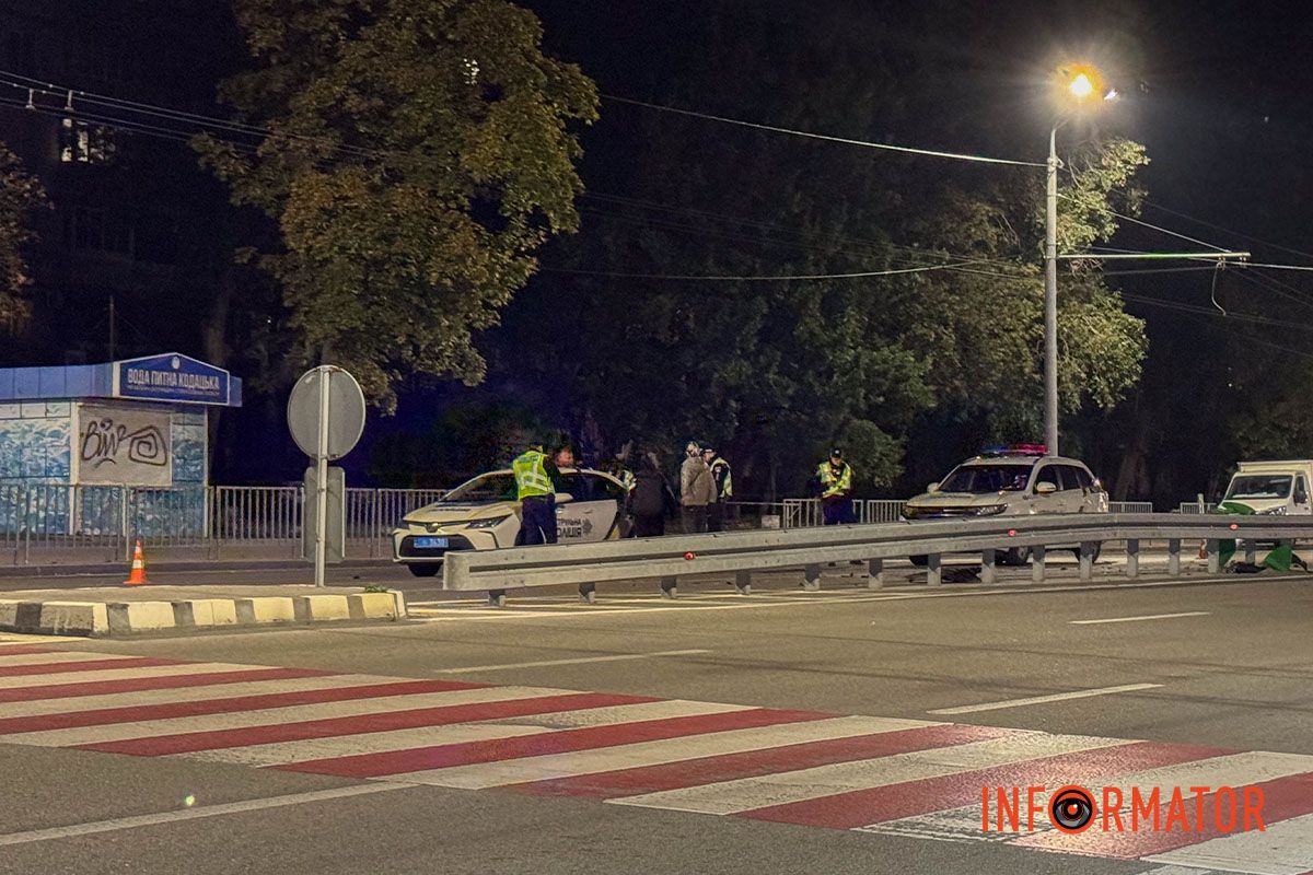 В Днепре на проспекте Героев задел отбойник и опрокинулся на крышу: момент ДТП и кадры с места аварии 5