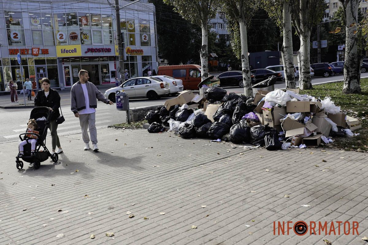 У Дніпрі на бульварі Слави на місці підземних баків утворилось сміттєзвалище