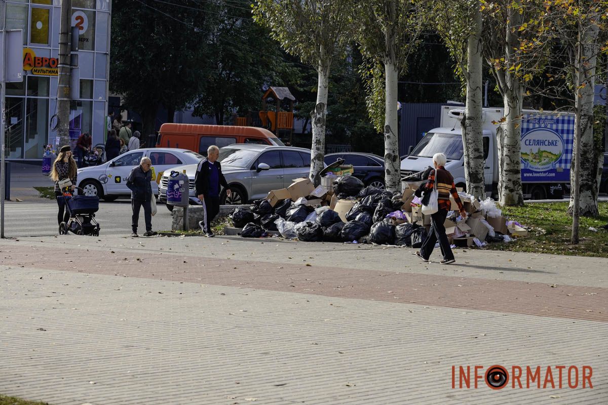 Підземні сміттєві баки на бульварі Слави переповнилися