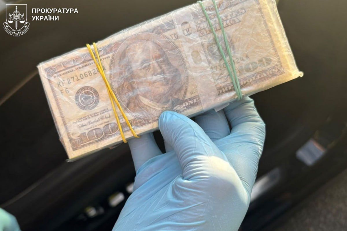 Службовець КП Дніпровської міськради запропонував за 12 тисяч доларів “закрити очі” на виявлені порушення