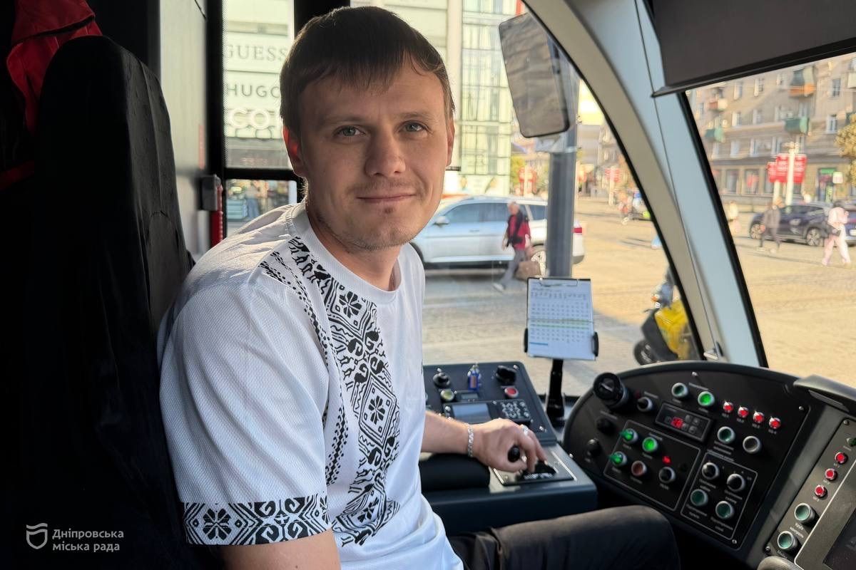 Новий вагон обладнаний кондиціонерами в салоні та кабіні водія