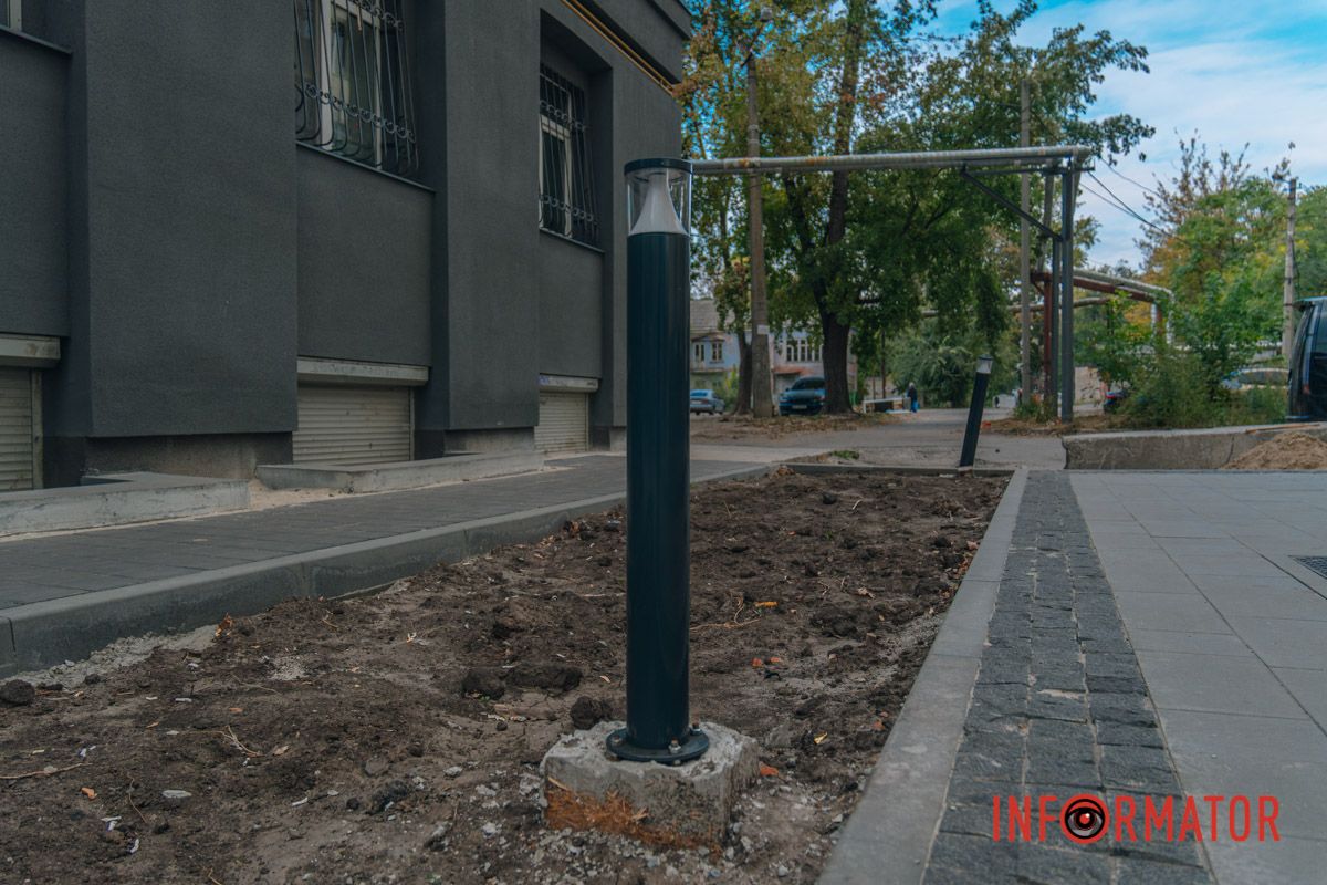 На вулиці Інженерній у Дніпрі пошкодили стовпчик-ліхтар