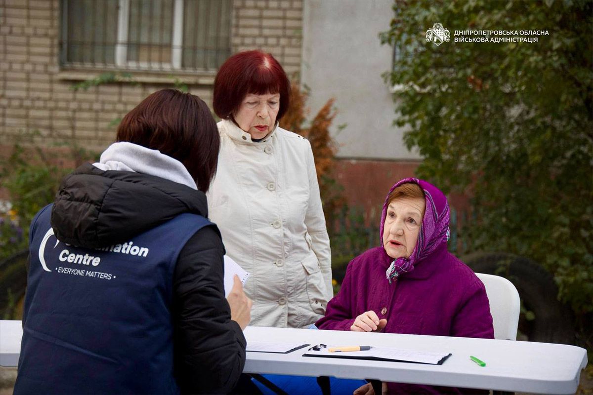 Ворожа атака на Дніпро: у місті понівечені багатоповерхівки, продуктові склади та є постраждалі 2