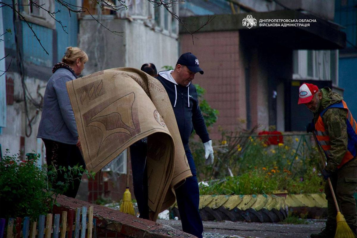 Ворожа атака на Дніпро: у місті понівечені багатоповерхівки, продуктові склади та є постраждалі 7