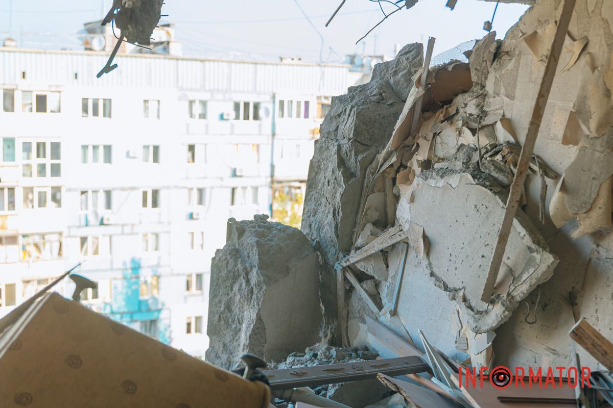 Діра у стіні та розтрощені речі: як виглядають квартири всередині після удару дрона у Дніпрі 6