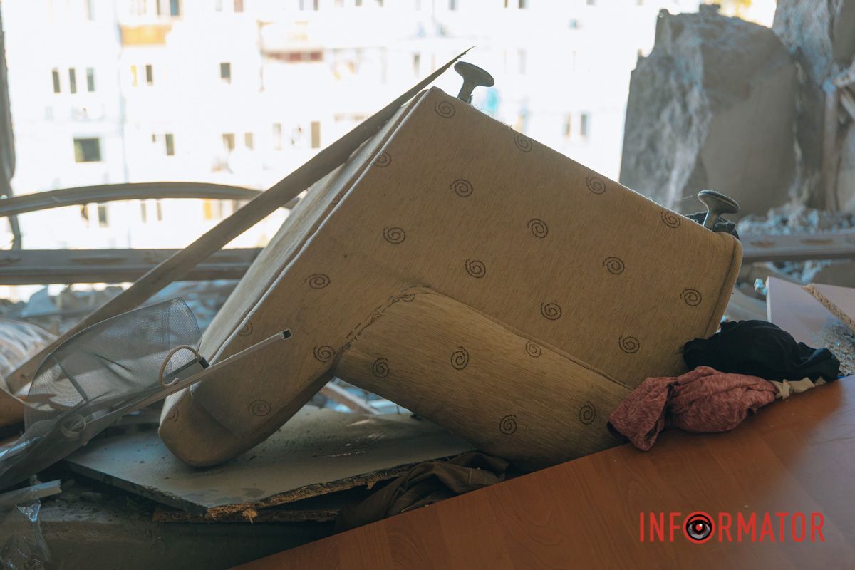 Діра у стіні та розтрощені речі: як виглядають квартири всередині після удару дрона у Дніпрі 9