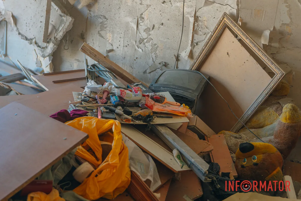 Діра у стіні та розтрощені речі: як виглядають квартири всередині після удару дрона у Дніпрі 10