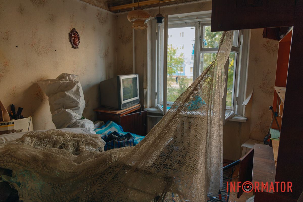 Діра у стіні та розтрощені речі: як виглядають квартири всередині після удару дрона у Дніпрі 52