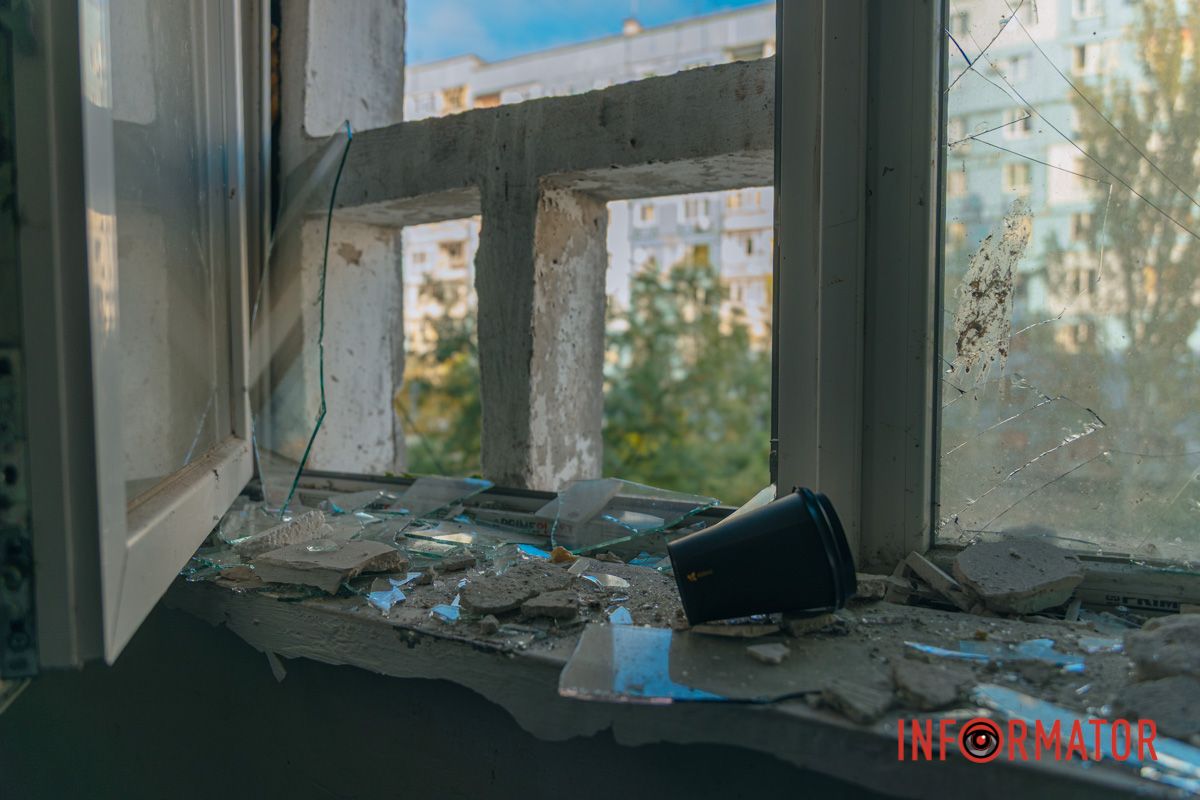 Діра у стіні та розтрощені речі: як виглядають квартири всередині після удару дрона у Дніпрі 58