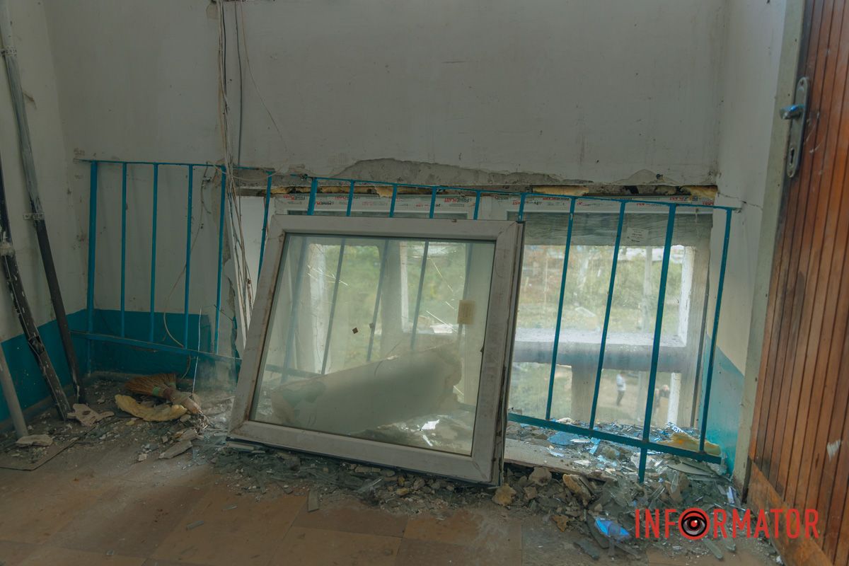 Діра у стіні та розтрощені речі: як виглядають квартири всередині після удару дрона у Дніпрі 60