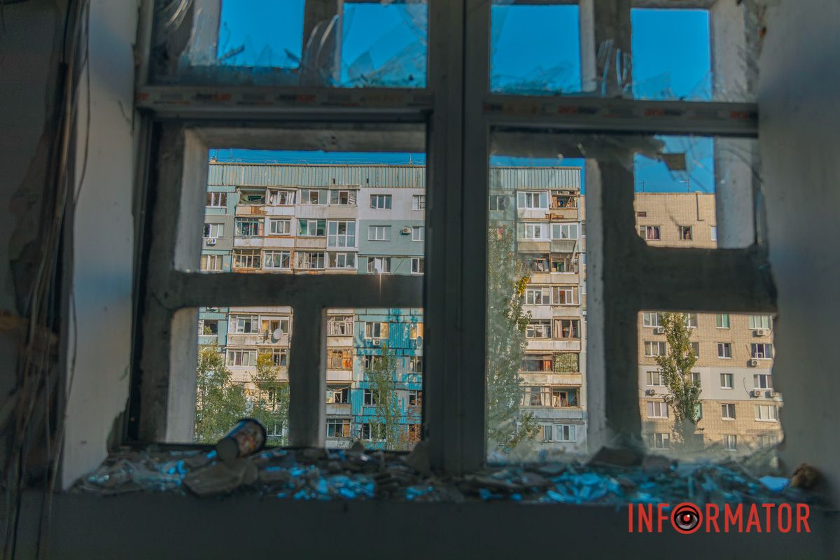 Діра у стіні та розтрощені речі: як виглядають квартири всередині після удару дрона у Дніпрі 62
