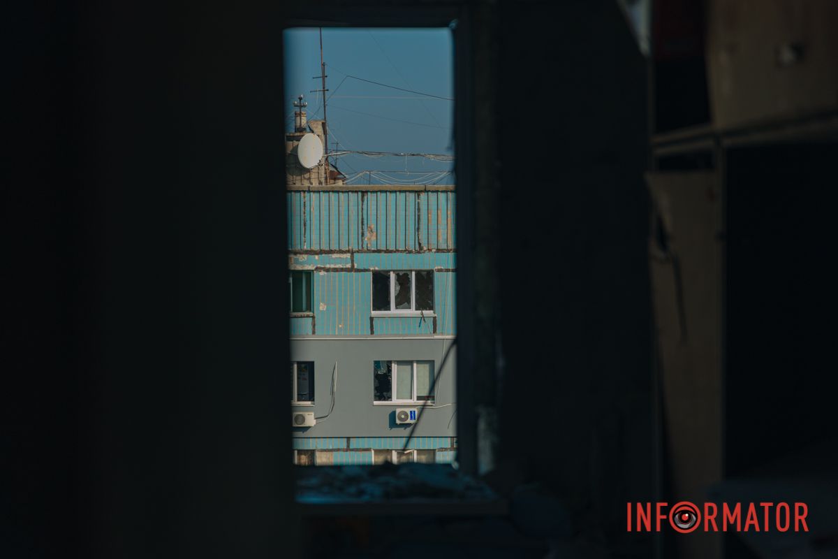 Діра у стіні та розтрощені речі: як виглядають квартири всередині після удару дрона у Дніпрі 61