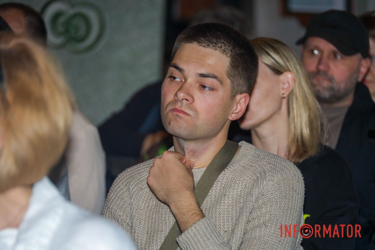 У книзі відтворені особисті спогади Олексія та все задокументовано "Це документ для Гаазького трибуналу": у Дніпрі ветеран та колишній військовополонений Олексій Ануля презентував документальну книгу Jigle Bellz 6