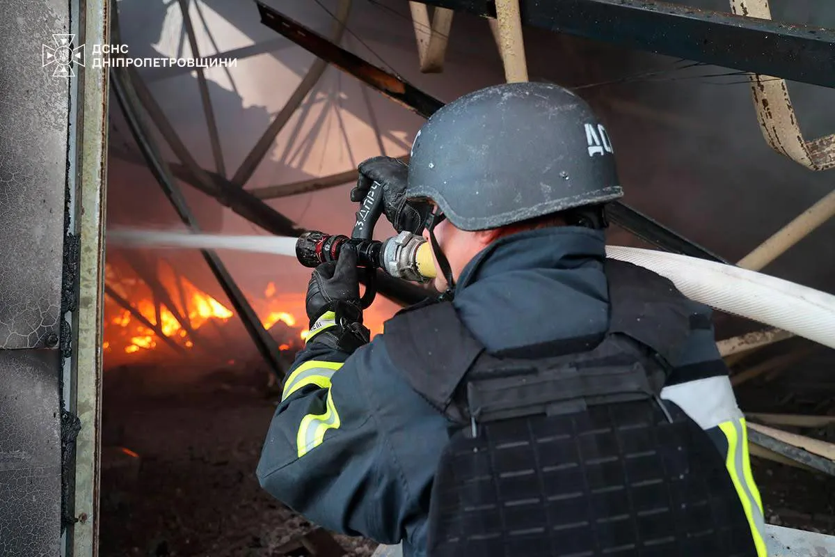 Масштабна пожежа після обстрілу: у Дніпропетровській області спалахнув склад із сільгосптехнікою 3