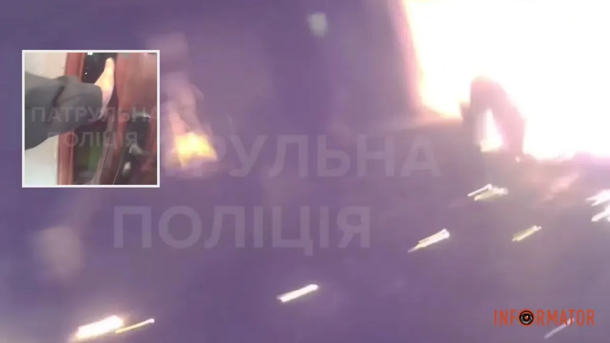 Налякані діти, крики та заблоковані двері: у Дніпрі поліція показала відео з бодикамер, як евакуювали людей із палаючого під’їзду