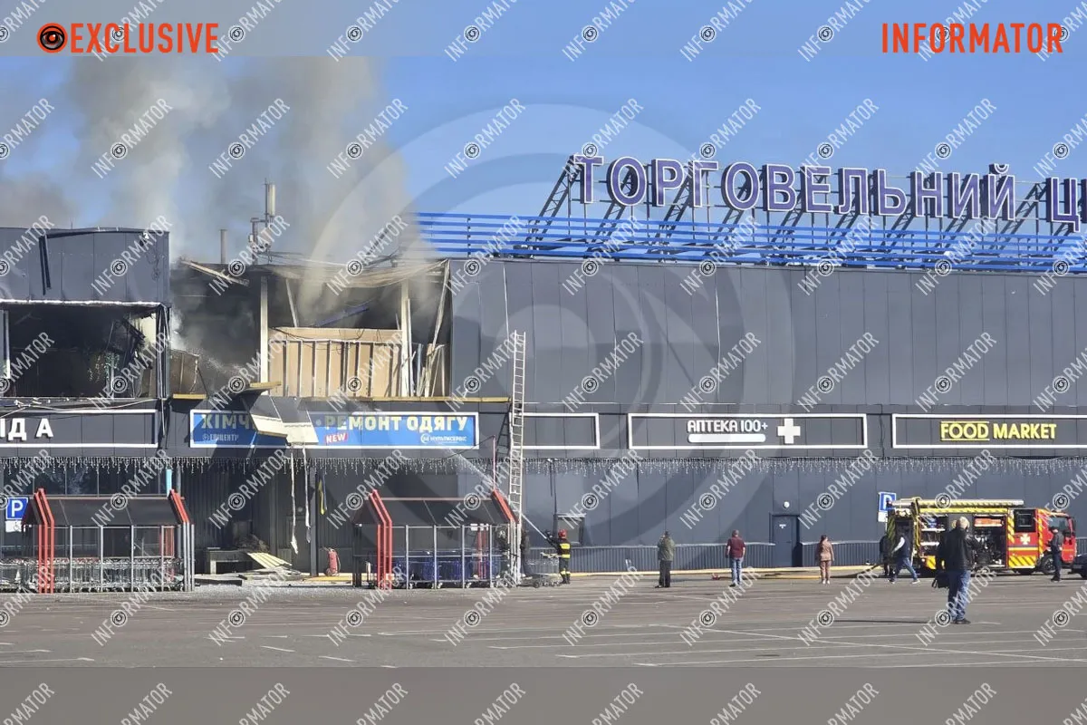 Попередньо, ворог поцілив у будівельний гіпермаркет у Дніпровському районі “Епіцентр” У Дніпровському районі після вибухів горить будівельний гіпермаркет «Епіцентр»: що відомо 2