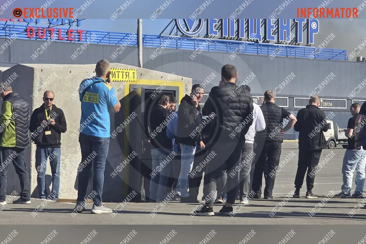 12 жовтня у Дніпрі чули вибухи У Дніпровському районі після вибухів горить будівельний гіпермаркет «Епіцентр»: що відомо 1