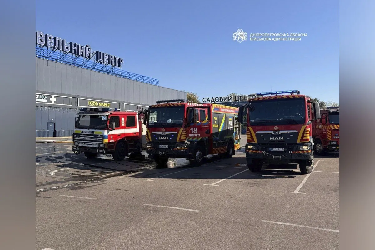 Станом на 11:30 у будівлі гіпермаркету фіксують пожежу Станом на 11:30 у будівлі гіпермаркету фіксують пожежу
