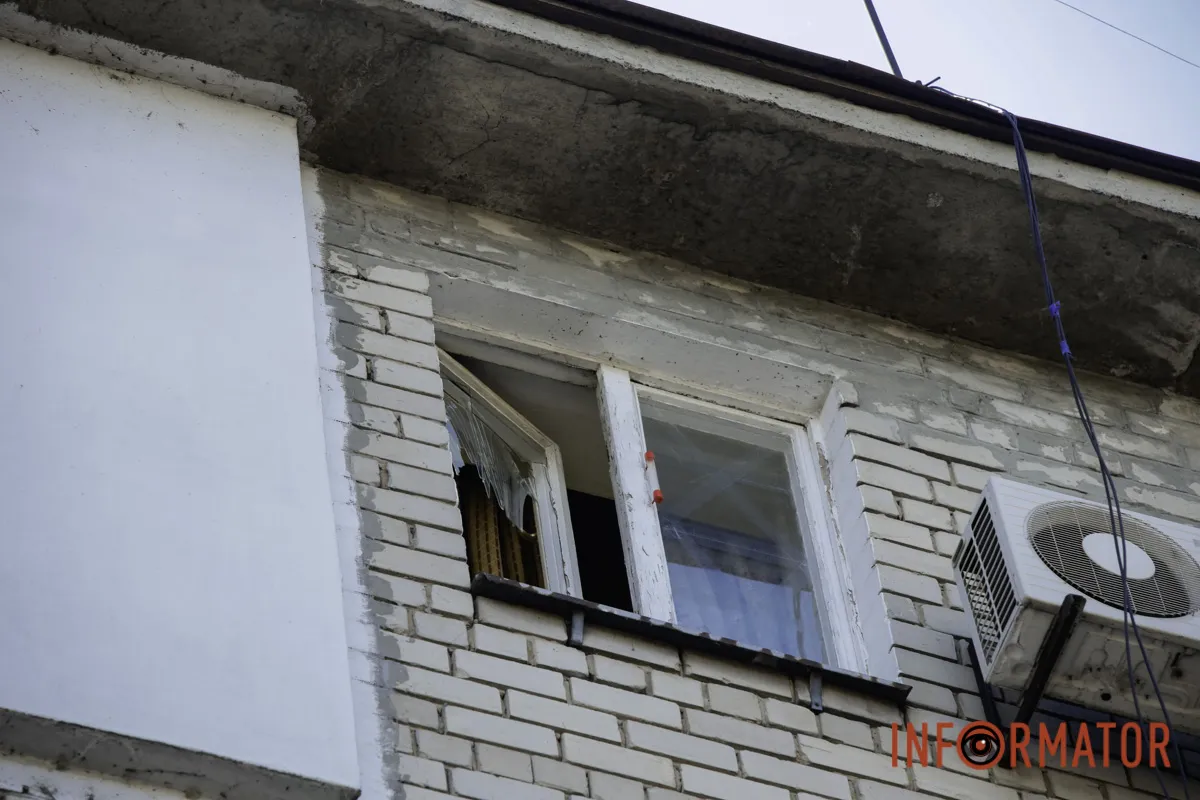 Вони прибирають розбите скло та наводять лад на прилеглій території Вибухи у Дніпрі 12 жовтня: що відбувається на місці атаки 15