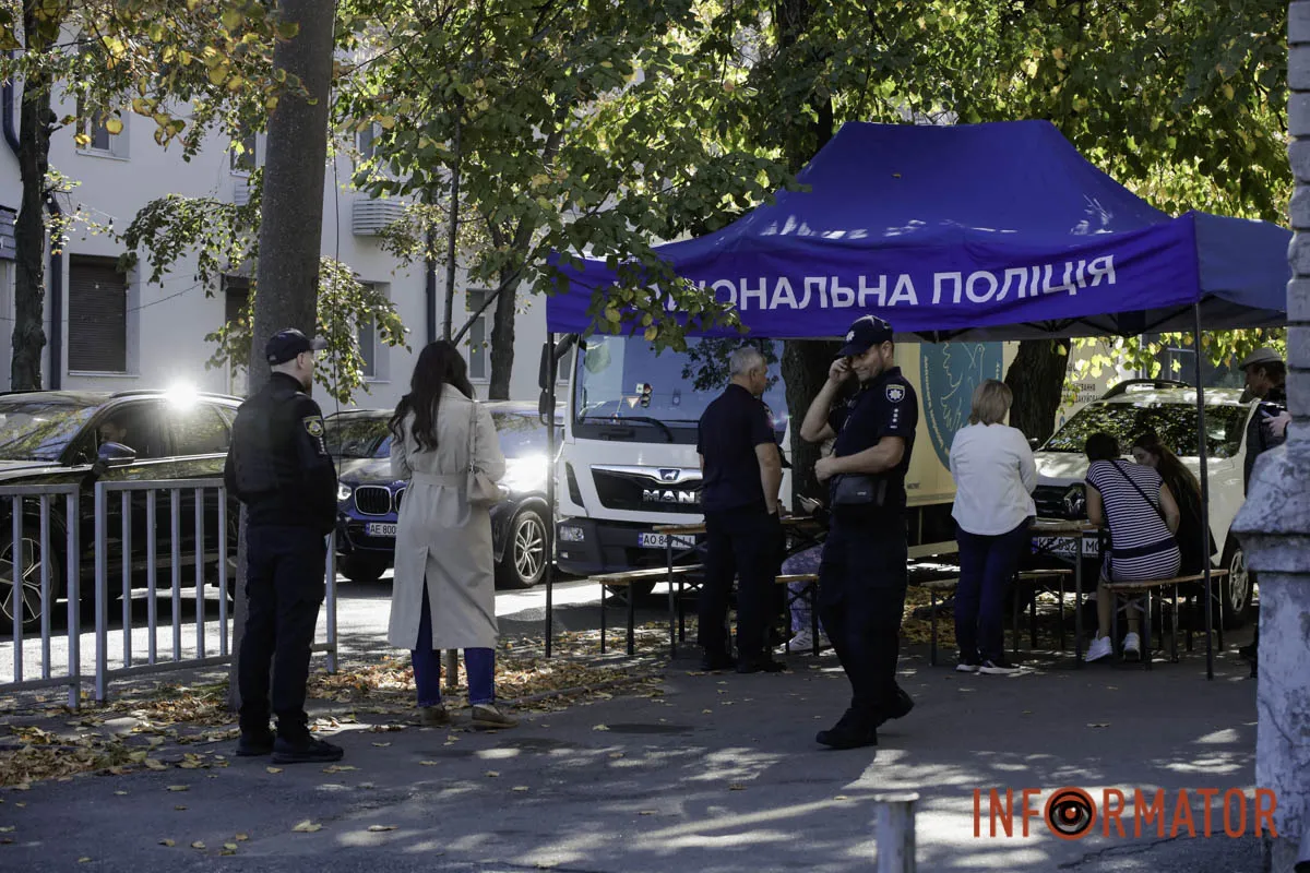На місці працюють комунальники та поліція Вибухи у Дніпрі 12 жовтня: що відбувається на місці атаки 14