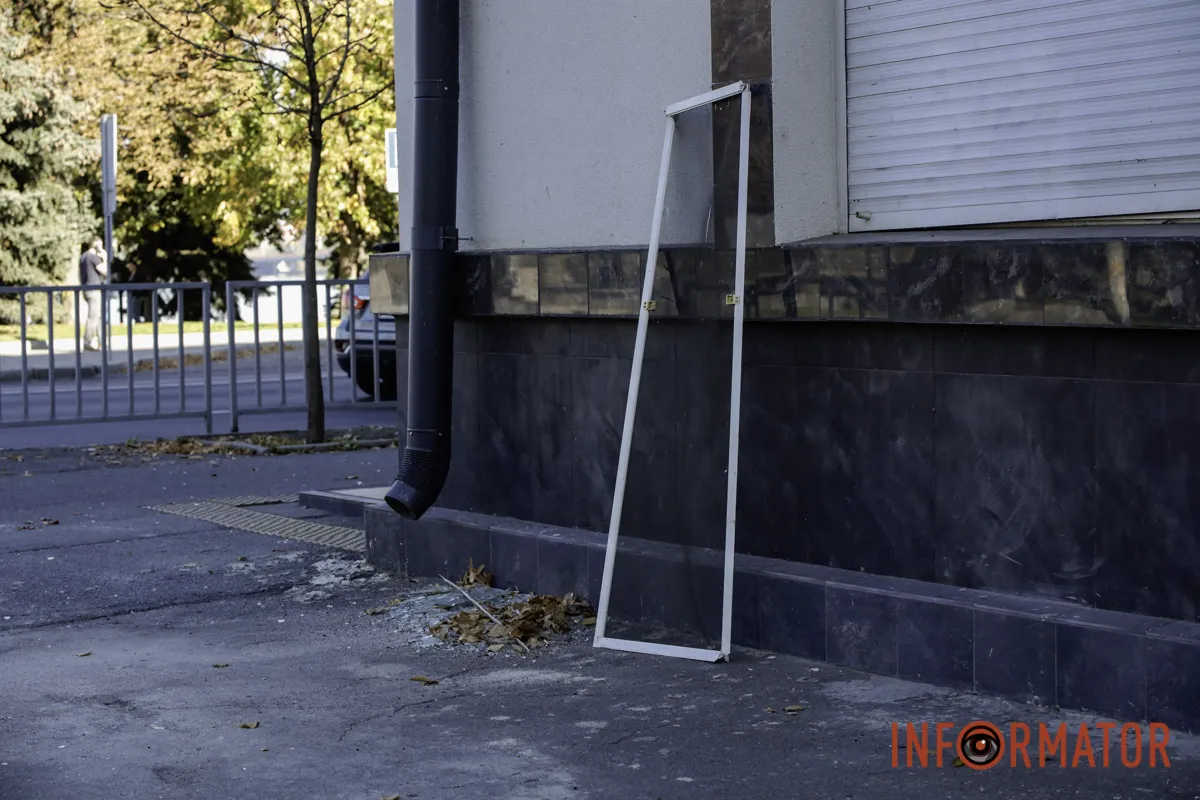 Територію біля пошкоджених об’єктів огородили стрічкою Вибухи у Дніпрі 12 жовтня: що відбувається на місці атаки 7