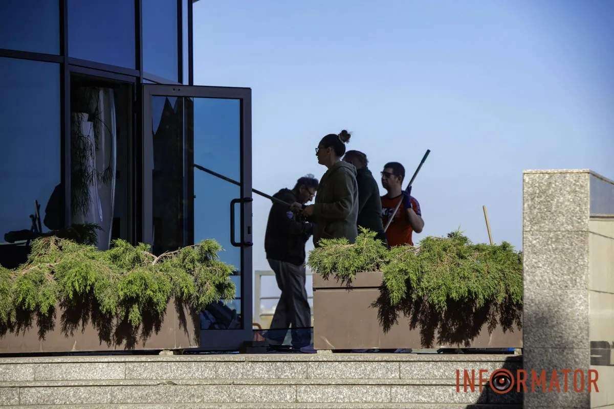 Під час тривоги не нехтуйте власною безпекою Вибухи у Дніпрі 12 жовтня: що відбувається на місці атаки 22